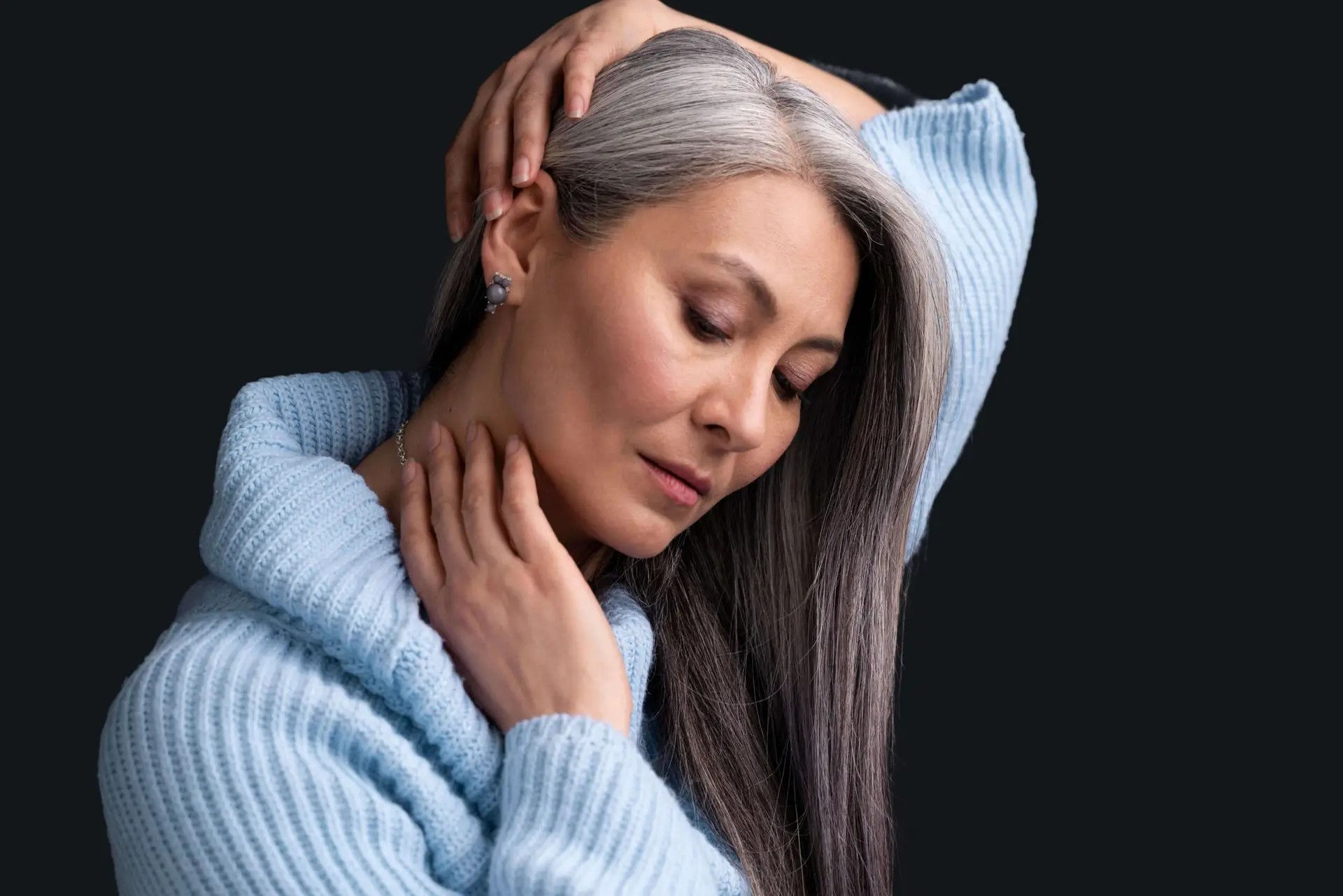 mujer con pelo largo y canas